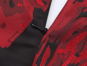 Détail d'une fermeture éclair invisible noire sur robe en jacquard rouge