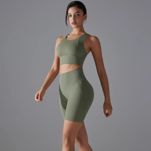 Dettaglio del set da yoga verde oliva con pantaloncini sportivi a vita alta senza cuciture