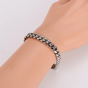 Bracelet chaîne à maillons cubains épais en acier inoxydable argenté pour homme sur mannequin