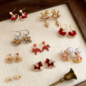 Détails de boucles d'oreilles cheval de luxe avec perles et émail rouge festif