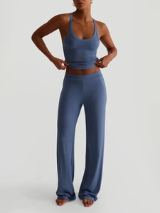 Vista dettagliata del set loungewear in maglia a coste blu con canotta e pantaloni larghi