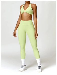 Détail de l'ensemble brassière de sport croisée licou et legging de yoga vert clair