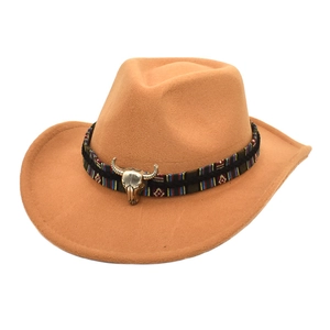 Detalle de sombrero vaquero caqui con cinta bohemia y adorno de cabeza de buey plateada