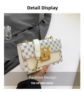 Détail du sac en similicuir beige avec motifs noirs et fermoir métallique doré