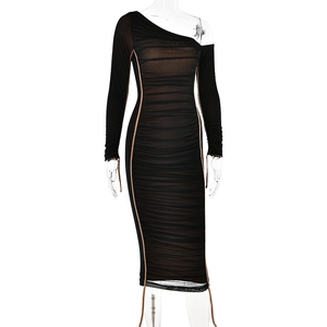 Détail de la robe en tulle froncé noir avec manche asymétrique et cordon de serrage brun
