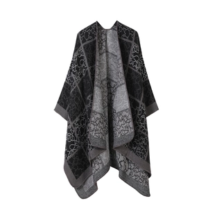 Détail d'un châle tricoté réversible avec carreaux gris et motifs de nuages abstraits