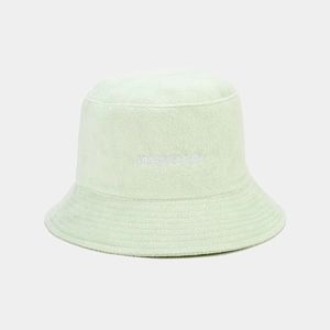 Dettaglio del ricamo bianco 'mama' sul cappello a secchiello in spugna verde menta