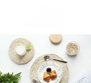 Vue détaillée de dessus du set de table en paille de maïs naturelle sur table de déjeuner