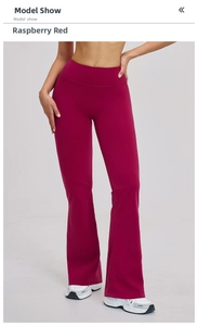Détail du pantalon de yoga évasé à taille haute rouge framboise en tissu élastique