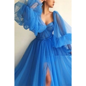 Elegantes königsblaues schulterfreies Tüllkleid mit Puffärmeln und hohem Beinschlitz