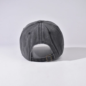 Details zur verstellbaren Metallschnalle und verwaschenen Denim-Textur der Basecap