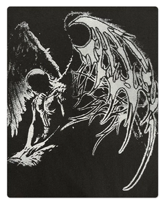 Detaillierte Makroaufnahme des Gothic Flügel-Prints auf schwarzem Baumwollstoff