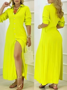 Dettaglio vestito lungo giallo fluo con bottoni, spacco laterale e maniche lunghe