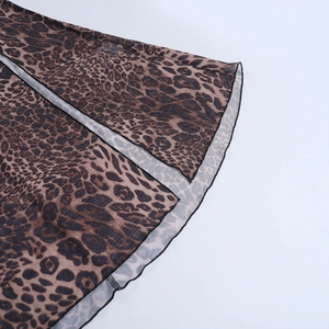 Nahaufnahme von Leopardenmuster und Saumnaht an einem sexy Neckholder-Kleid