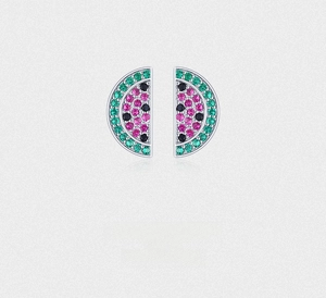 Vue détaillée des boucles d'oreilles pastèque avec cristaux verts, roses et noirs