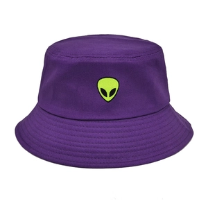 Détail de la broderie alien sur le chapeau bob en coton violet foncé pour le soleil