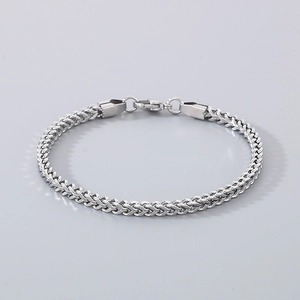Dettaglio del bracciale a catena Franco d'argento con chiusura a moschettone in metallo