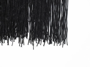 Détail de la bordure de franges à glands noirs verticaux avec finition brillante