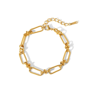 Detail of 18K gold-plated stainless steel paperclip chain bracelet with lobster clasp