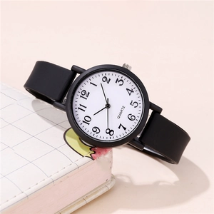 Primer plano detallado de un reloj de cuarzo de silicona negra con esfera blanca clara