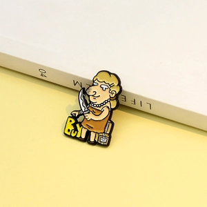Emaille-Anstecknadel mit Comic-Frau im braunen Kleid, Dolch und Schriftzug BUY