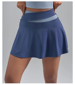 Detail van de cross-over tailleband met lichtblauw contrast op de marine sportskort
