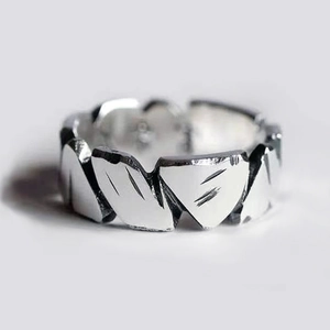 Anillo vintage de plata con grabado textura de pluma y acabado retro envejecido