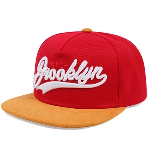 Détail de la casquette snapback rouge et jaune avec broderie 3D NYC Brooklyn