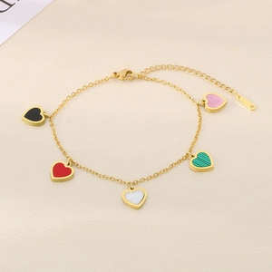 Dettaglio del bracciale placcato oro 18K con pendenti a cuore colorati su seta