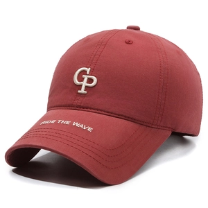 Casquette bordeaux en coton avec broderie CP et texte RIDE THE WAVE sur la visière