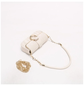 Vue détaillée du sac porté épaule baguette en cuir matelassé blanc crème avec chaîne dorée.