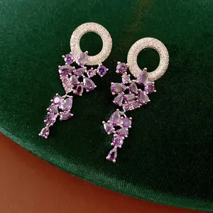 Orecchini a perno con gocce di zirconia viola e nappe geometriche in argento