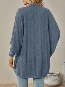 Vista posteriore del lungo cardigan in maglia grigio-blu con coste verticali e spalla scesa