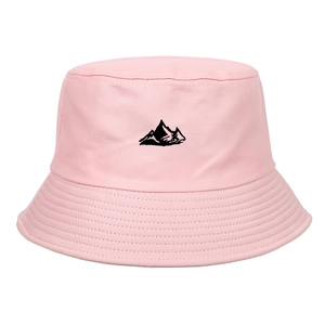 Détail d'un bob en coton rose avec une broderie de montagne noire de haute qualité