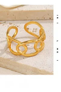Vue macro d'une bague chaîne plaquée or 18K avec texture torsadée sur pierre