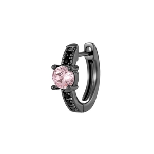 Clou d'oreille avec zircon rose coupe cœur et flèche sur métal noir sur fond blanc pur