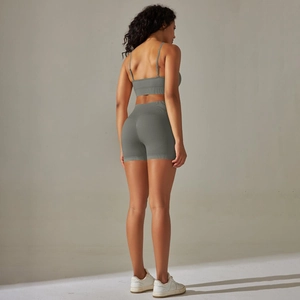 Detail der gerippten Yoga-Kombi in Salbeigrün mit U-Back-Bra und High-Waist-Shorts