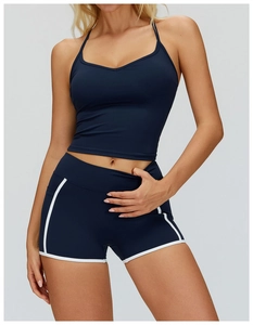 Λεπτομέρεια από το navy yoga crop top και το σορτς με λευκές αντιθέσεις στις άκρες