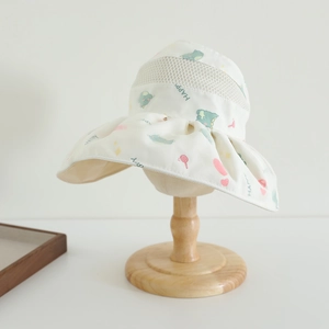Chapeau de soleil respirant pour enfants avec motifs cartoon et mentonnière réglable sur support