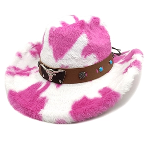 Détail du chapeau de cowboy en peluche rose avec tête de taureau et clous turquoise