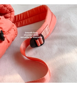 Dettaglio tracolla regolabile di una borsa a nuvola trapuntata rosa corallo da donna