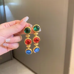Boucles d'oreilles vintage avec pierres vertes, rouges et bleues et monture dorée mate
