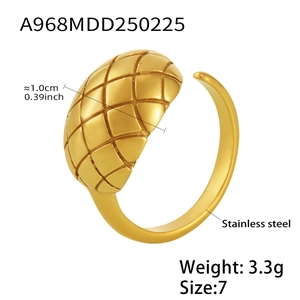 Vue détaillée de la bague en acier inoxydable plaqué or 18k avec motif matelassé