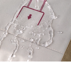 Dettaglio macro del tessuto Oxford grigio impermeabile con gocce d'acqua sulla superficie