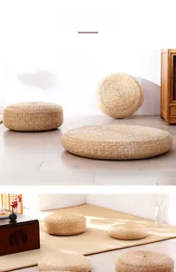 Dettaglio dei cuscini da terra tatami in paglia intrecciata con trama e spessore