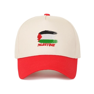 Dettaglio frontale di un cappello da baseball bicolore con ricamo bandiera palestina