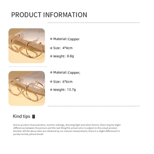 Detailed specs for gold geometric twist hoop earrings in 4x4cm and 6x6cm sizes