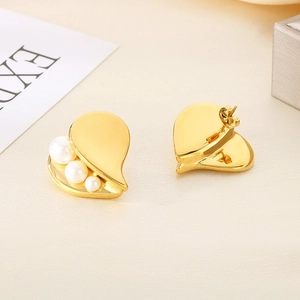 Minimalist gold heart-shaped stud earrings with gradient white pearls and sleek metal finish