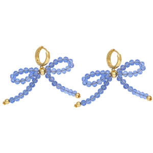 Elegante blauwe glazen kralen strik oorbellen met gouden ringen op een witte basis