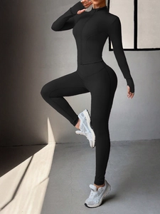 Vue complète de l'ensemble de yoga noir Y2K avec veste zippée et leggings assortis